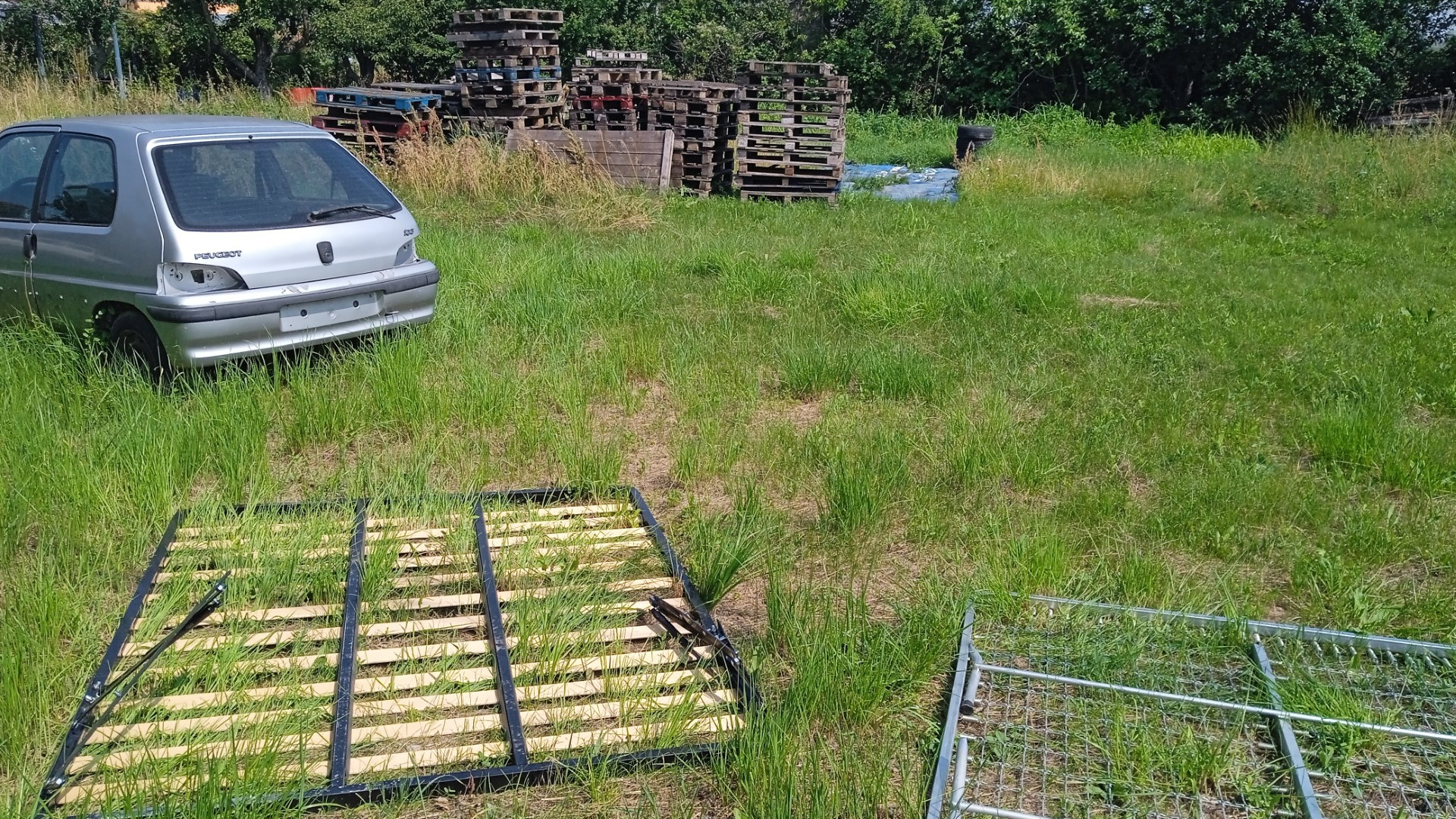 Pievetta, da campo incolto a discarica. I residenti: "Qui scaricano di tutto"