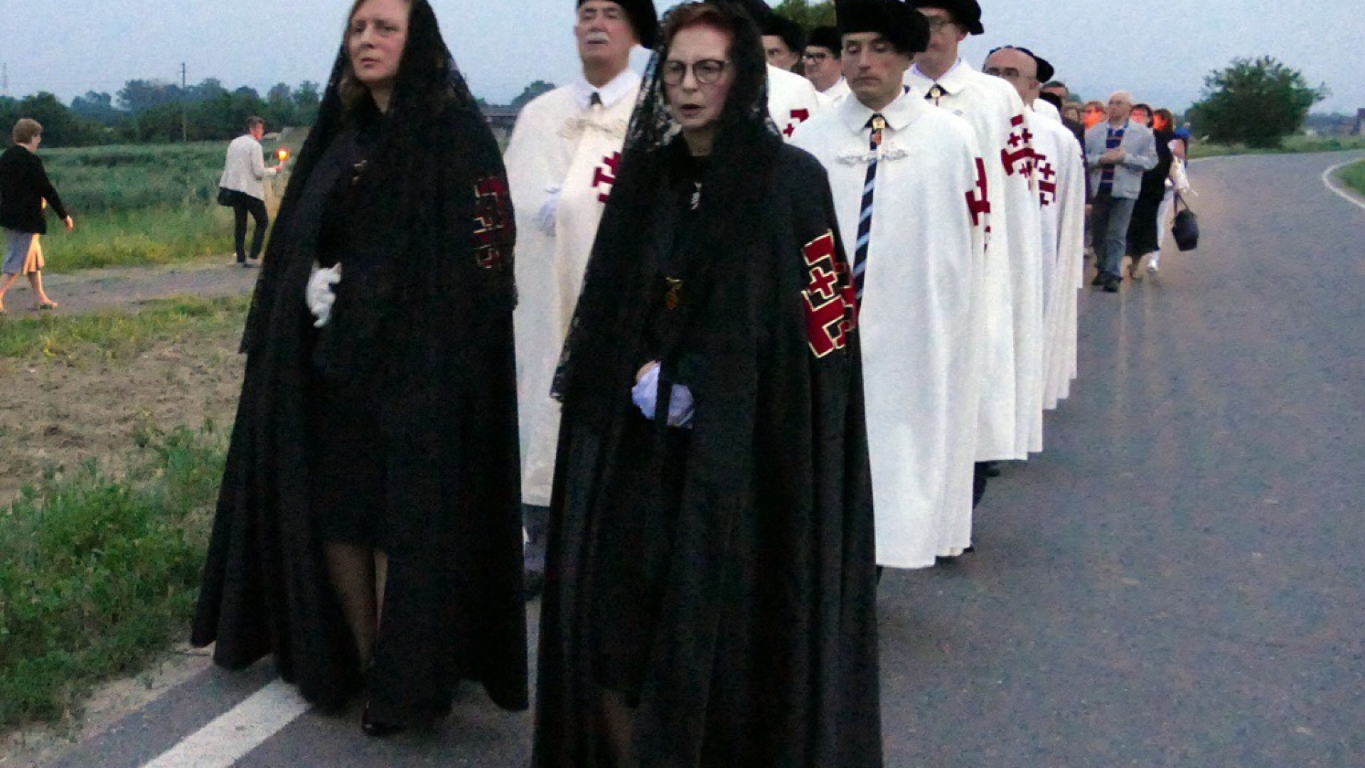 Folla alla processione per la Madonna di Caravaggio con i Cavalieri dell'ordine del Santo Sepolcro
