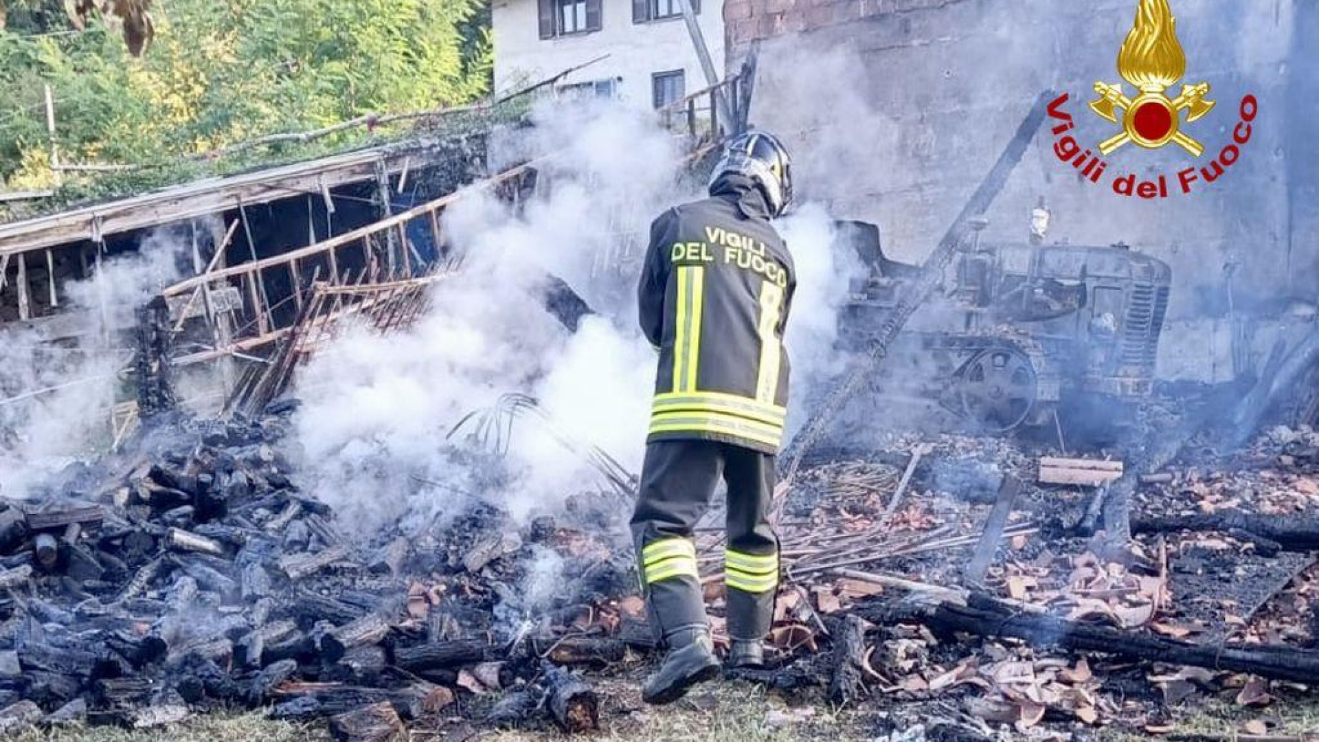 Gropparello, brucia il portico di un'abitazione: vigili del fuoco sul posto