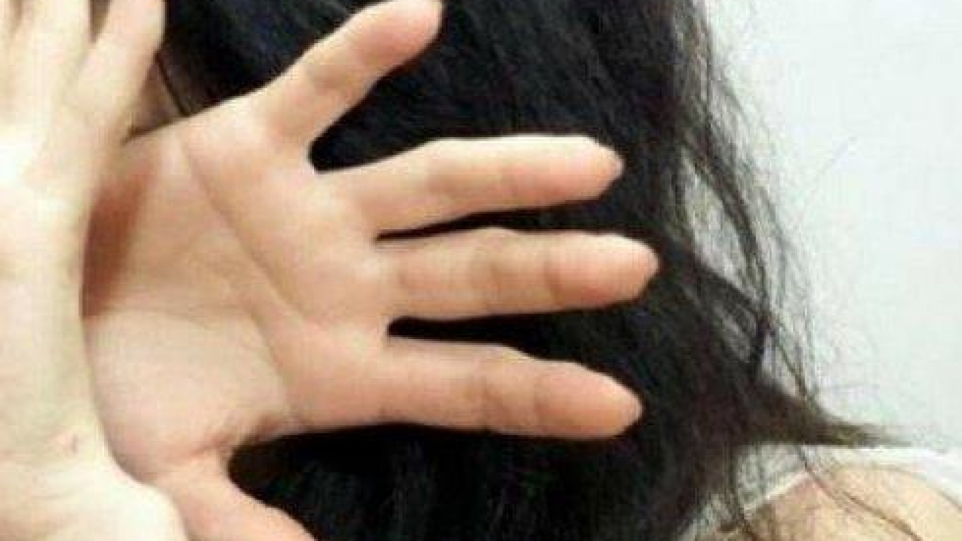 Prende la moglie a bastonate fino a tramortirla davanti |ai figli piccoli: arrestato