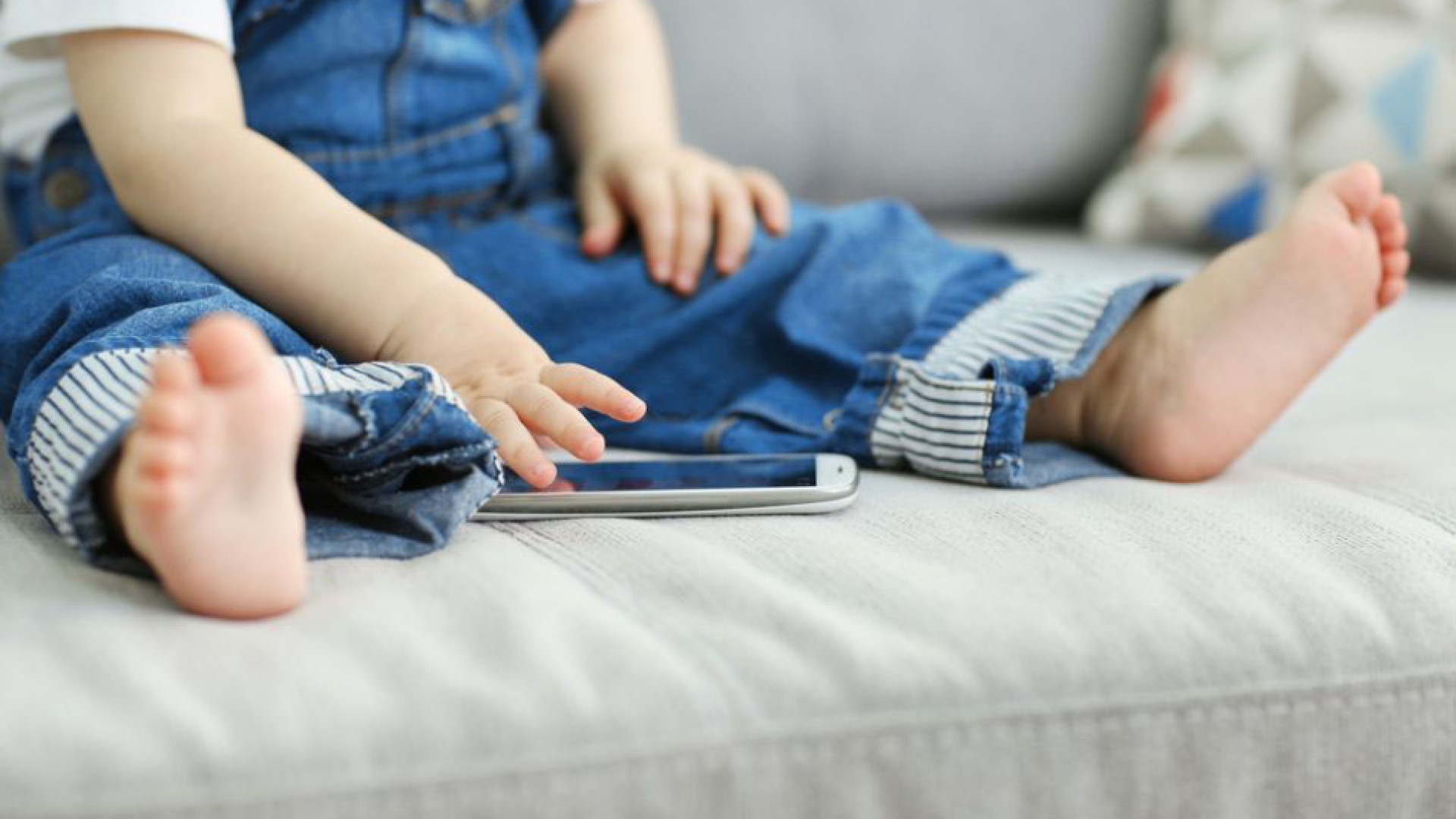 Bimbi e cellulari: "No internet sotto i 2 anni e tutto spento un’ora prima della nanna"