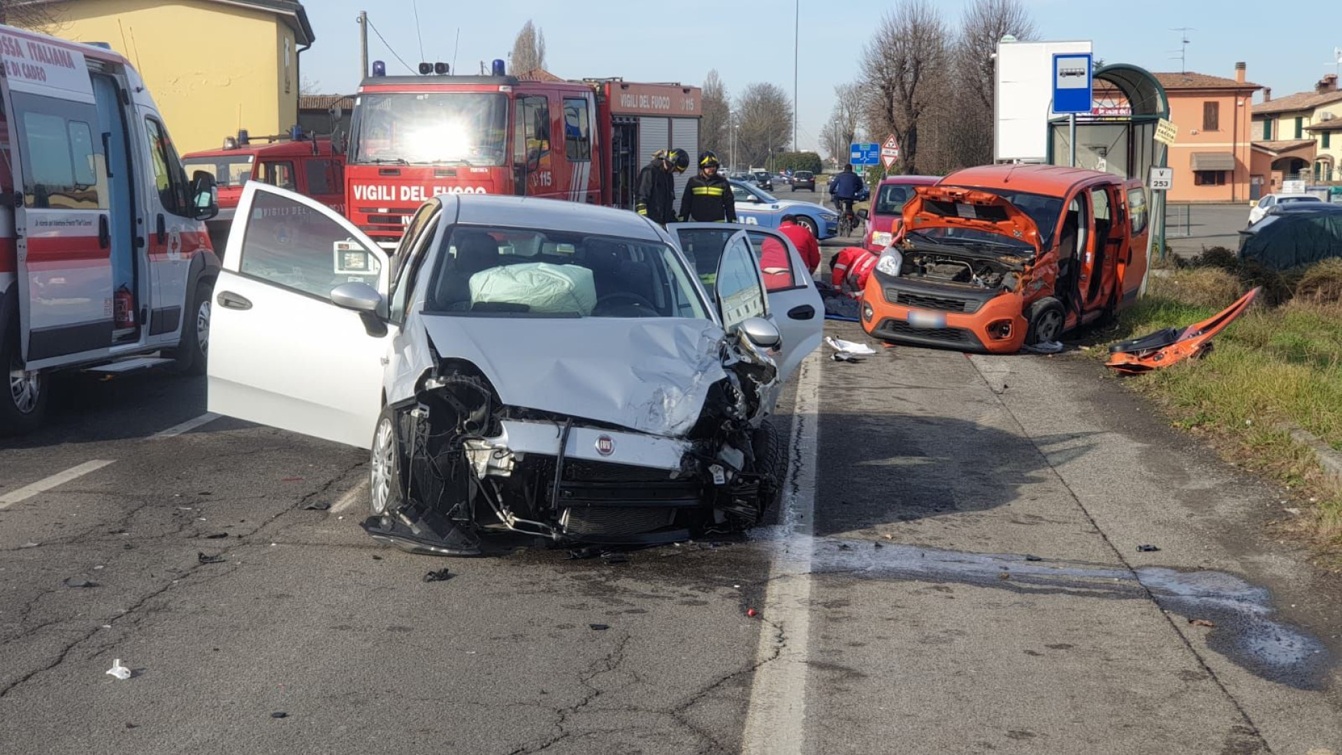 Schianto tra tre auto a Pontenure: tre feriti, uno è gravissimo. Riaperta la via Emilia
