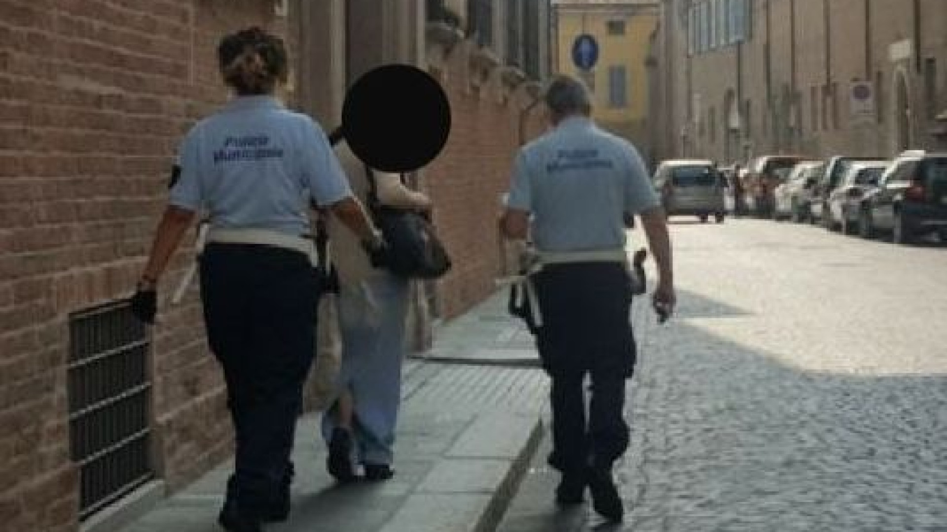 Disturba i passanti con continue richieste di denaro: Daspo dal centro storico