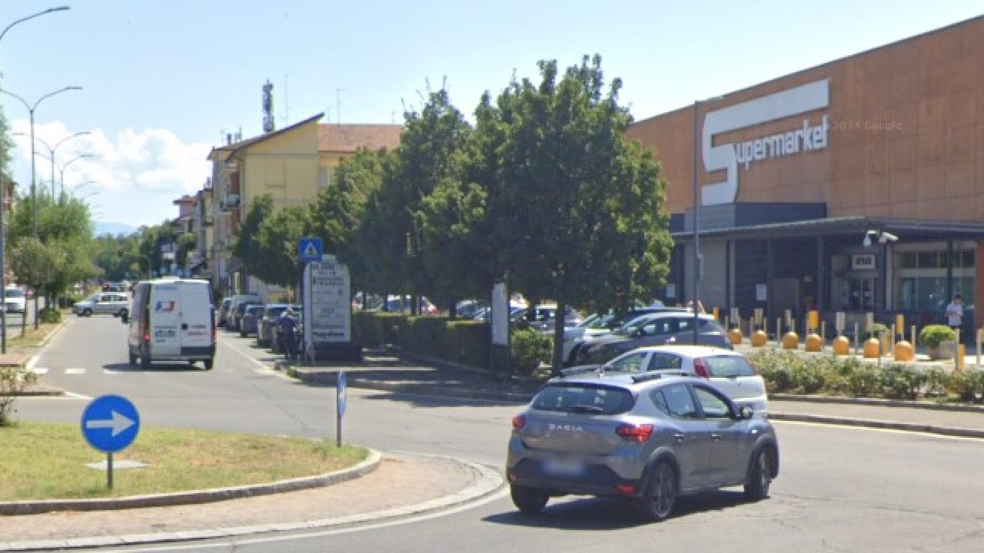 Entra in un supermercato con un bastone terrorizzando personale e clienti