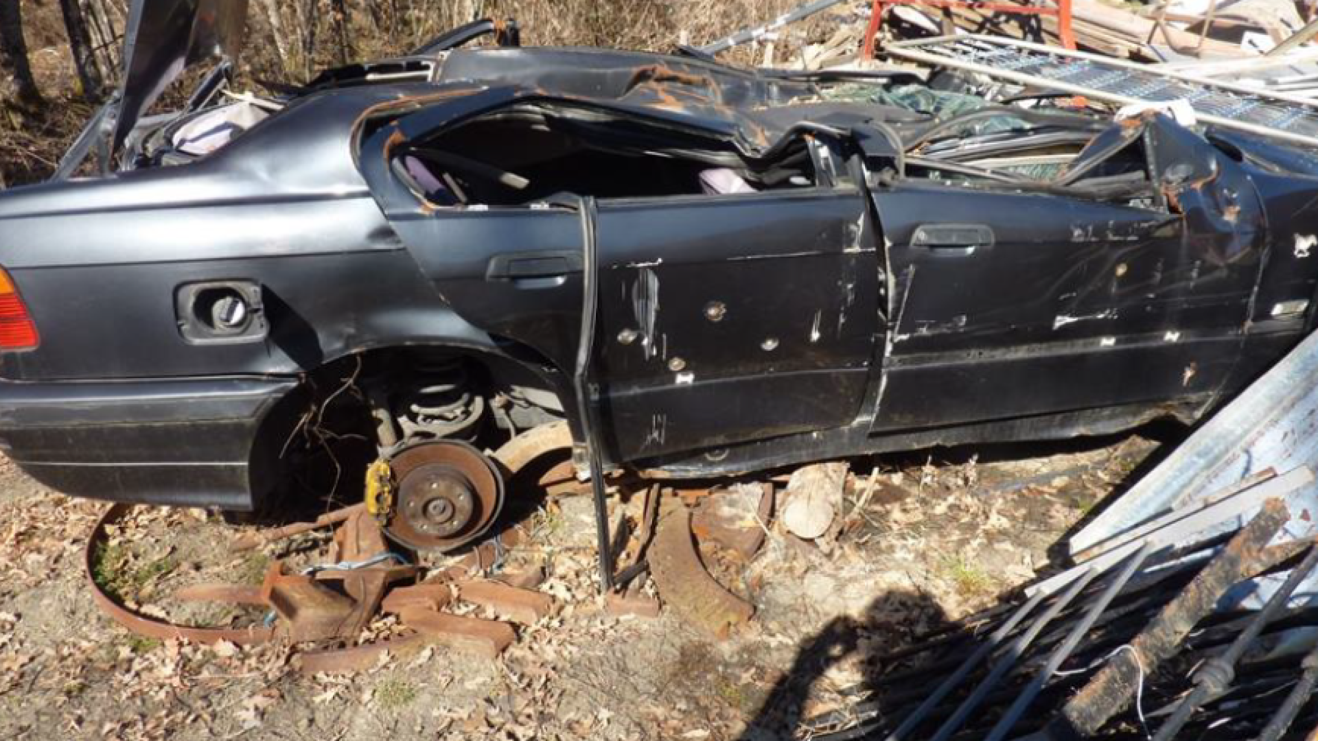 Discariche abusive: carcasse di auto, addobbi natalizi e rifiuti gestiti illecitamente: 6 persone denunciate in Val Trebbia