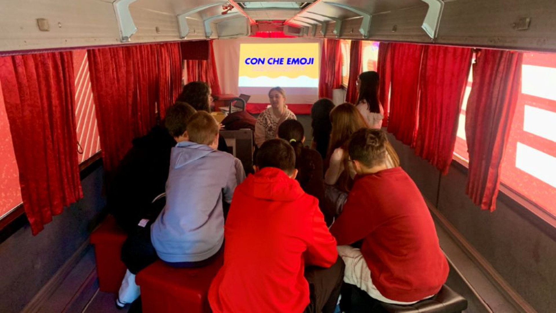 Vernasca, violenza di genere e bullismo: un autobus per far riflettere i giovani