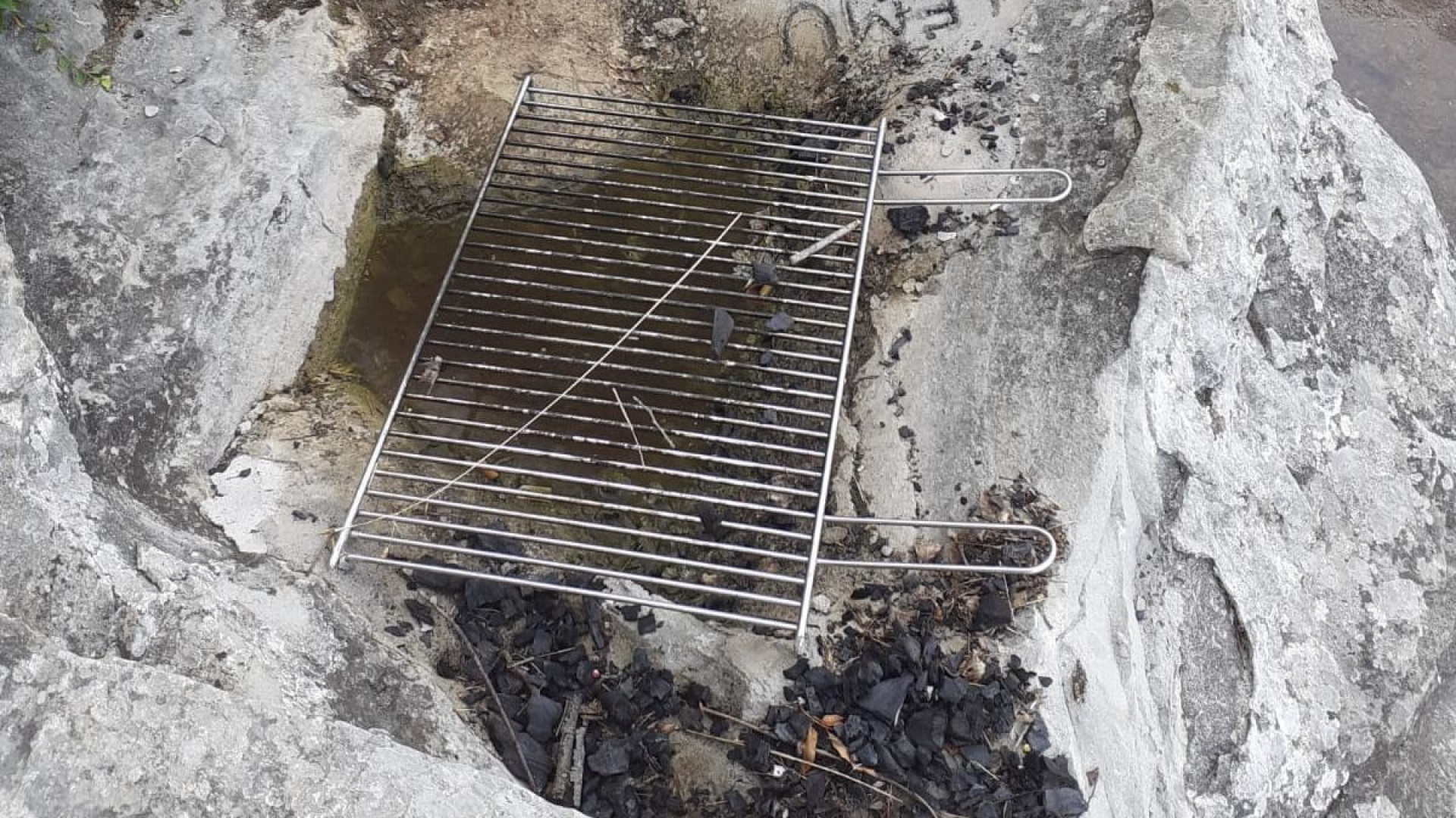 Bobbio, griglia cementata in Trebbia: rimossa dalle guardie ambientali