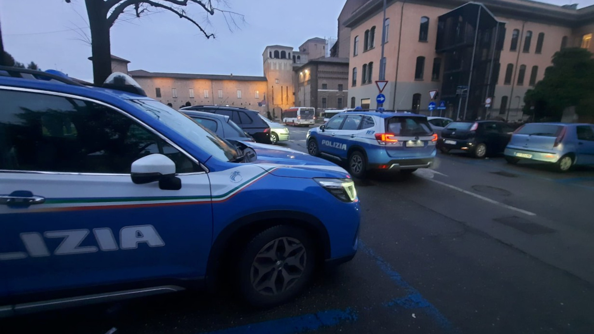 Controlli di polizia in piazza Cittadella, fermato un minorenne con hashish