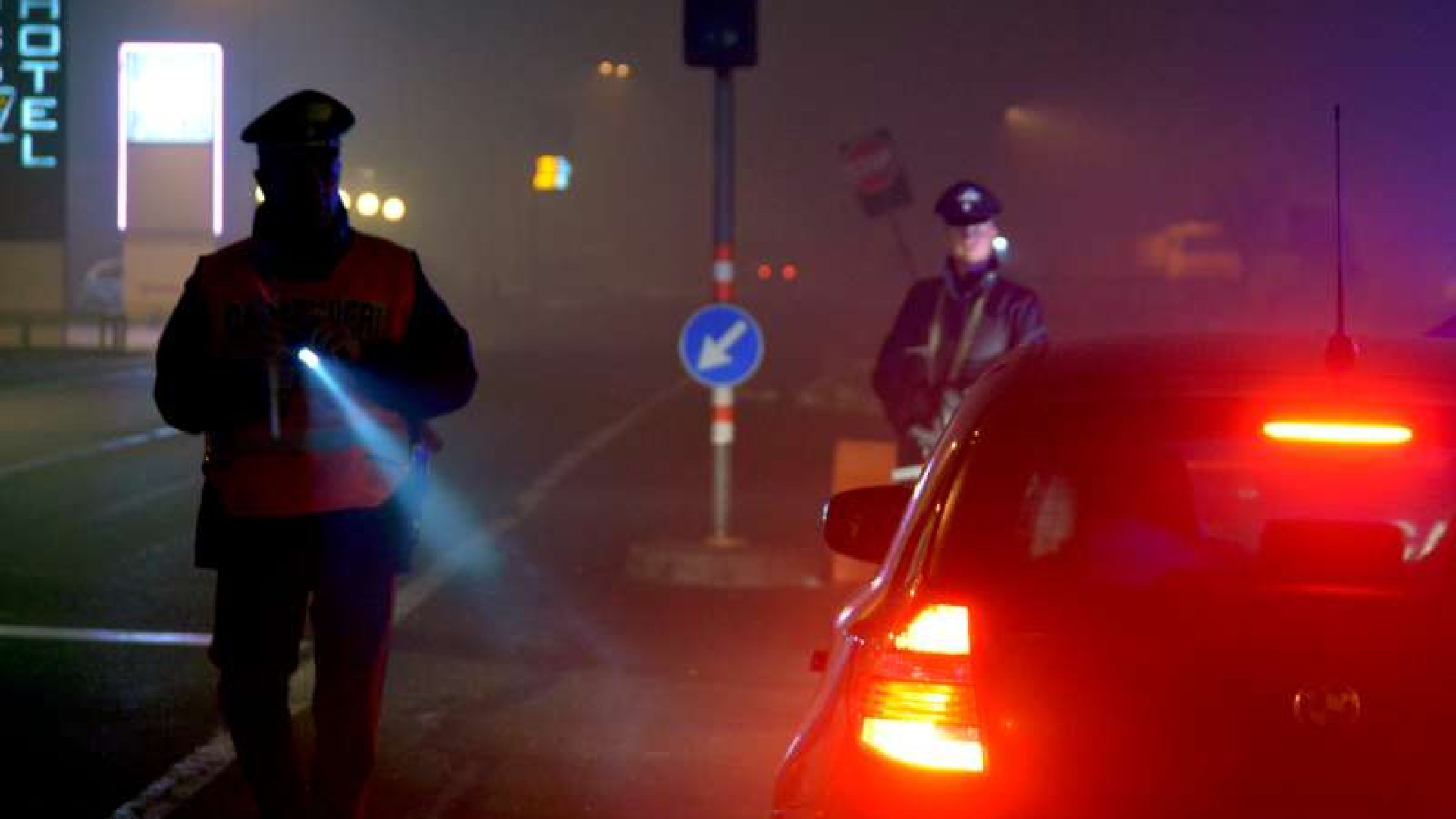 Tentano di investire un carabiniere al posto di controllo, inseguiti e presi: due arresti