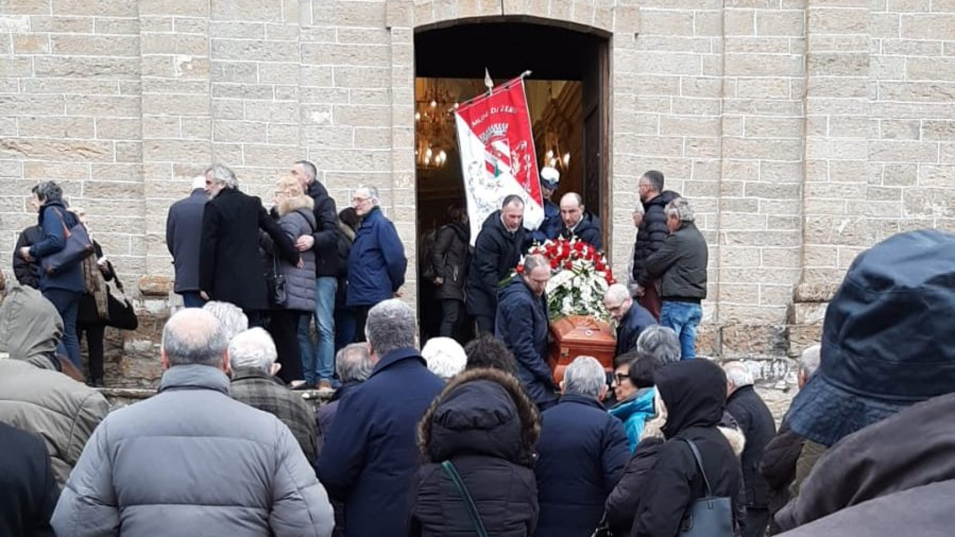 Folla a Zerba per l'ultimo saluto a Paolo Borrè: "Gli siamo tutti riconoscenti"
