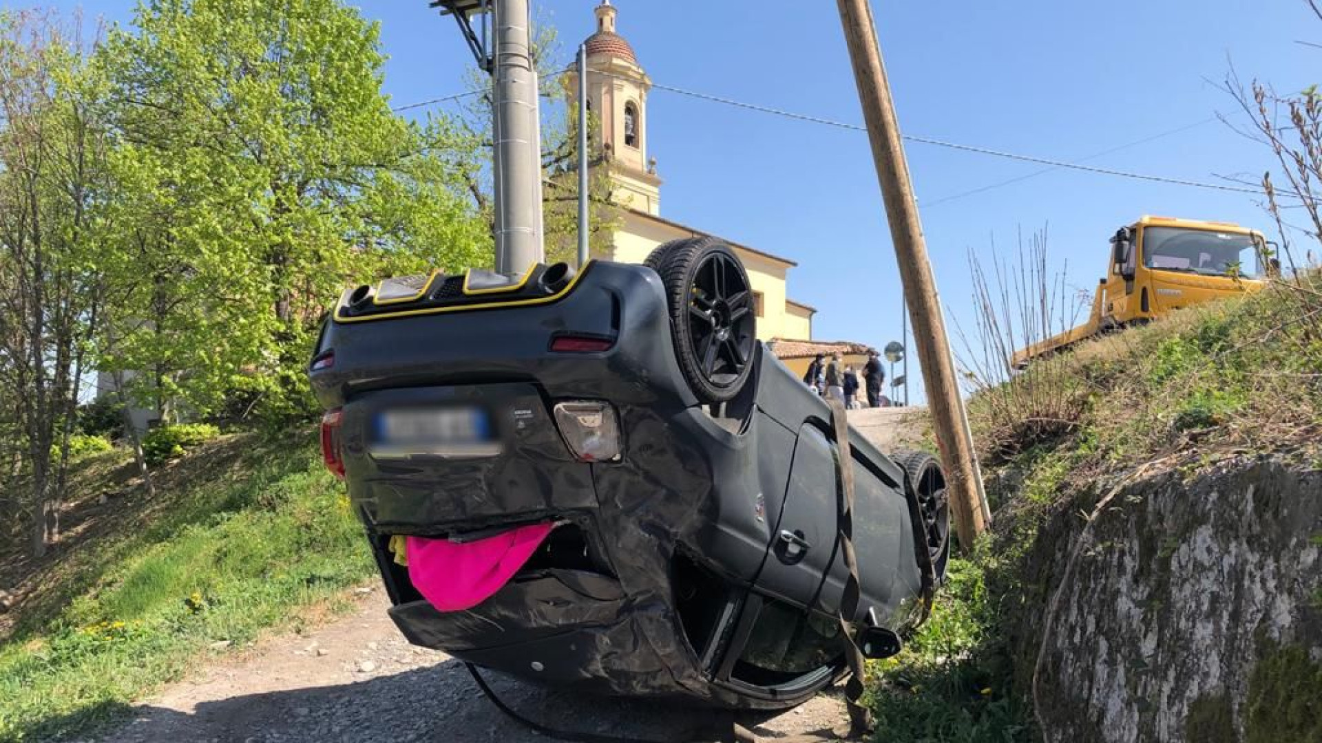Auto esce di strada e si ribalta sul Bagnolo. Illesi i due giovani passeggeri