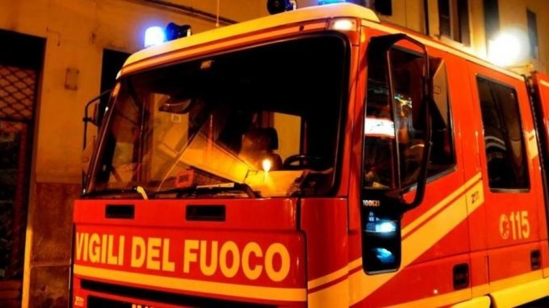 Veggioletta, auto prende fuoco nel garage, intossicato il proprietario