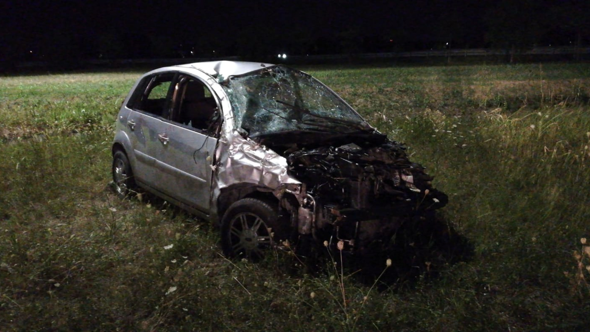 Sbanda alla rotatoria e si ribalta più volte: un uomo in condizioni serie