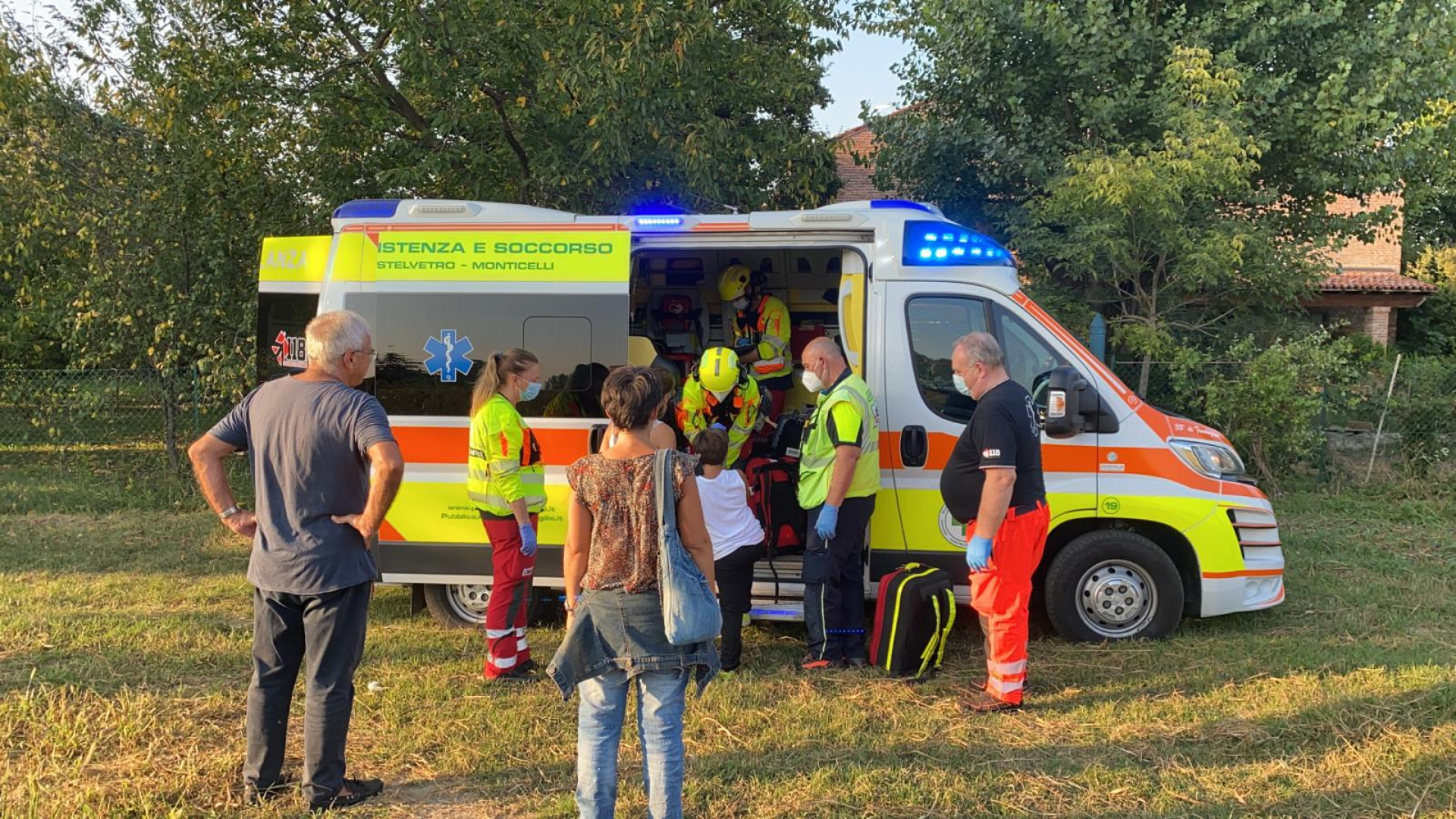 Sbanda con la moto e finisce fuori strada, ferito centauro di 57 anni