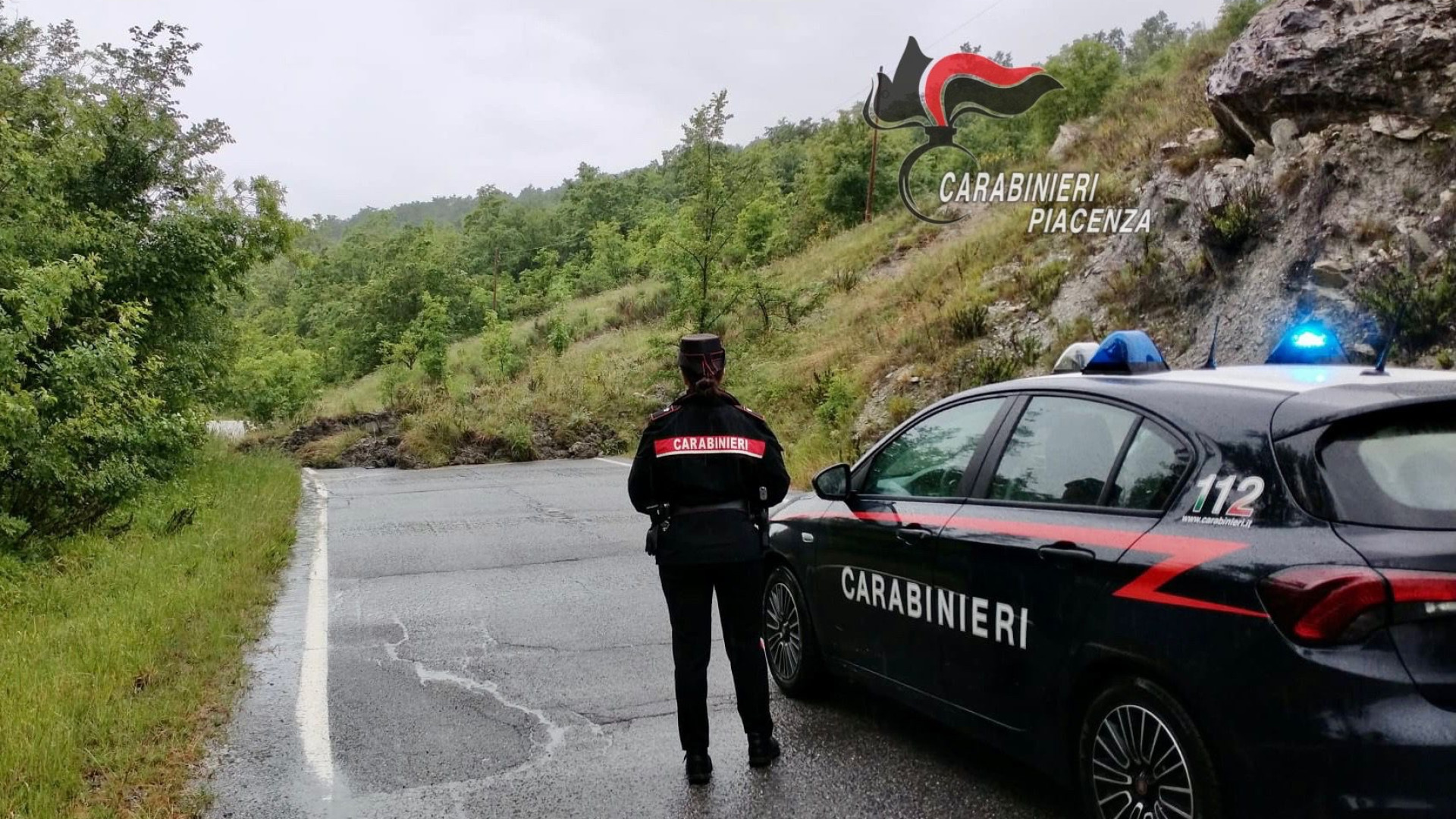Smottamento sulla provinciale 56 a Trinità di Vernasca. Chiusa al traffico