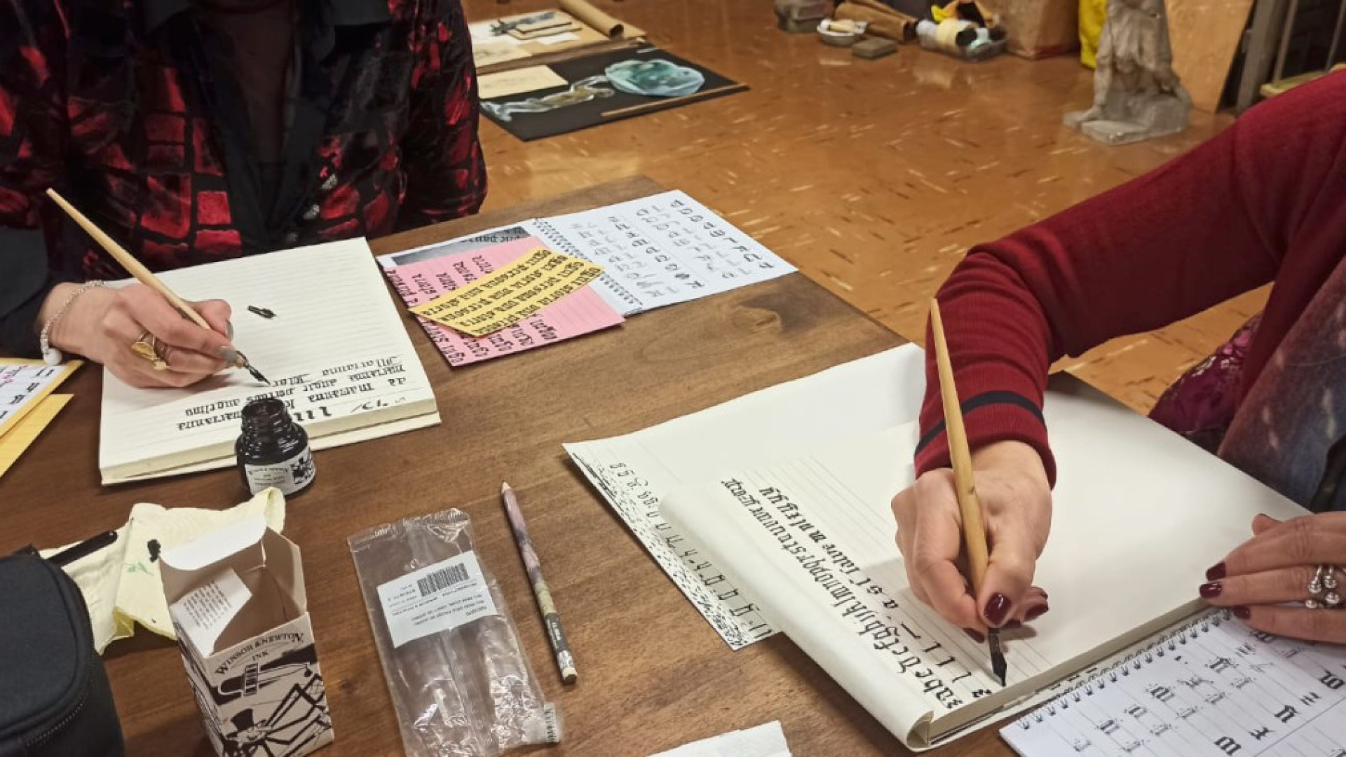 Profumo d'inchiostro ai tempi dei social: al Gazzola debutta il corso di calligrafia