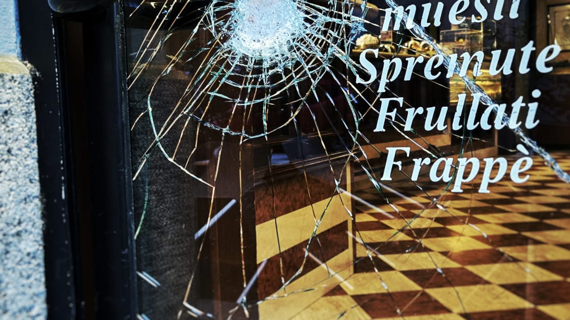 Manda in frantumi la porta del bar e si avventa sulla cassa: fermato dalla polizia