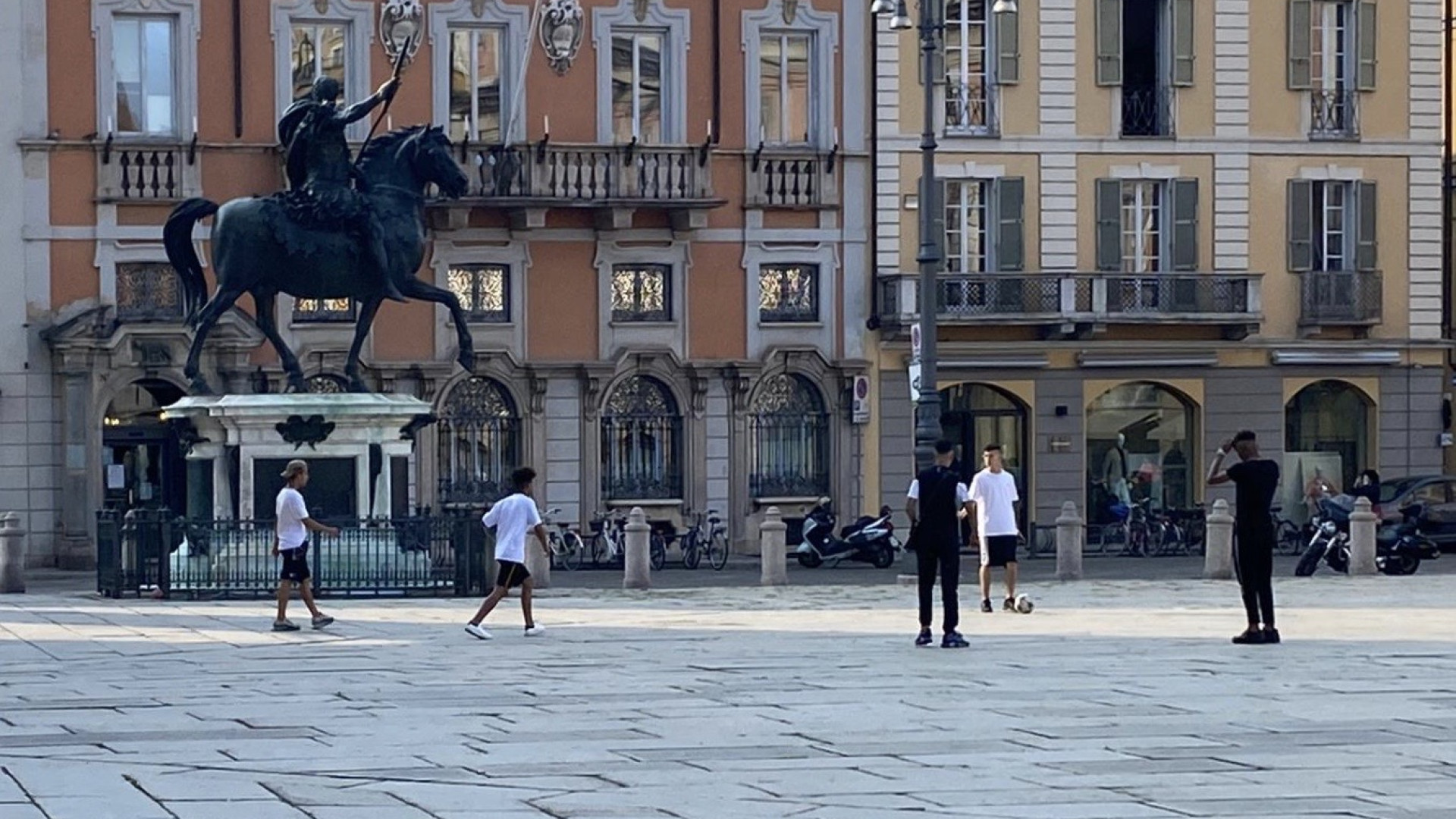 Calcetti ancora vietati, ma c'è chi si "arrangia" in piazza Cavalli