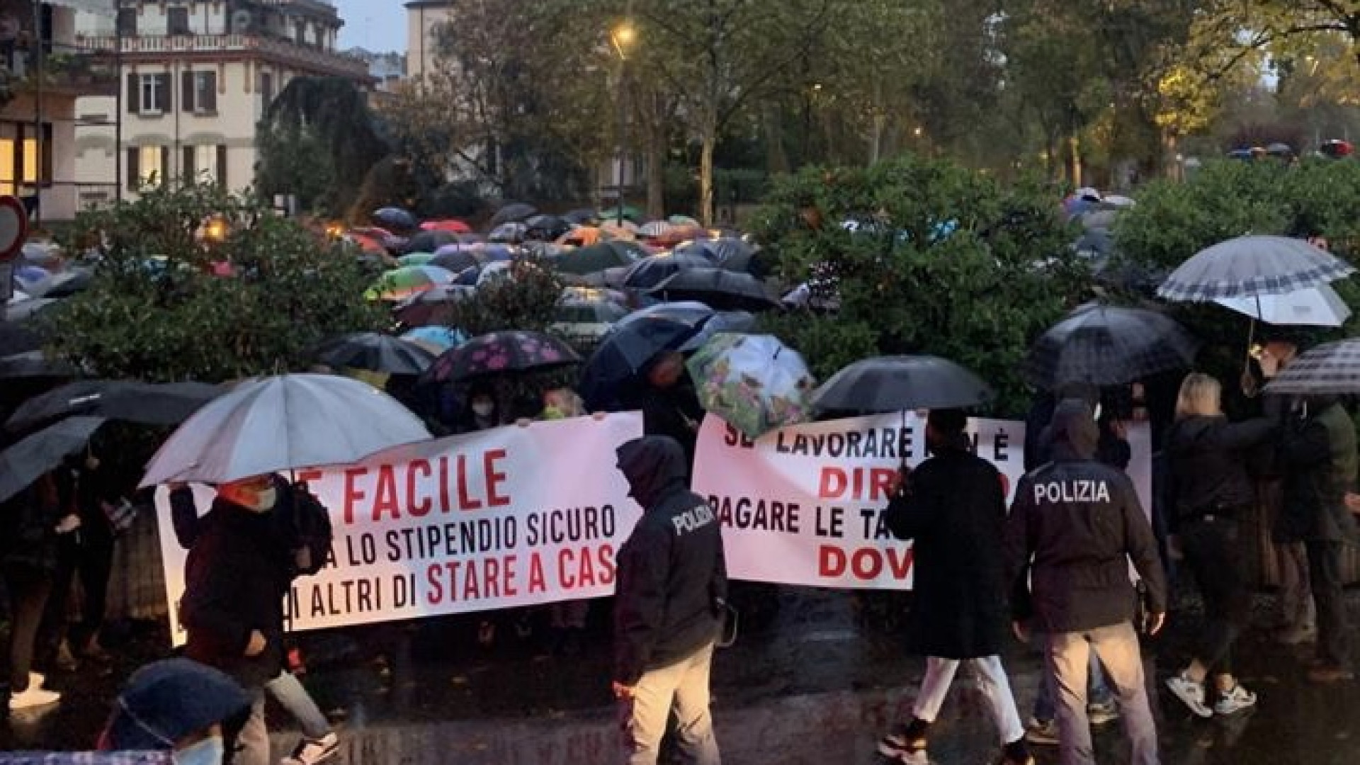 "Se lavorare non è più un diritto, pagare le tasse non è più un dovere": in 500 al sit in contro il decreto