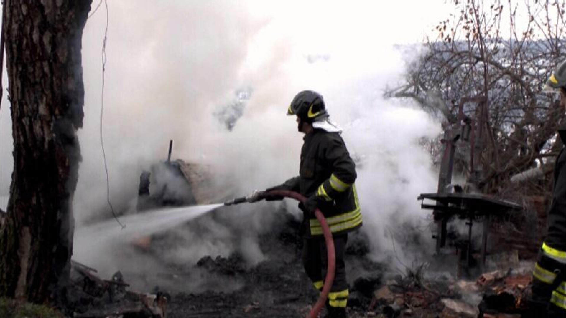 Incendio sul Bagnolo, fiamme visibili da Pontedellolio