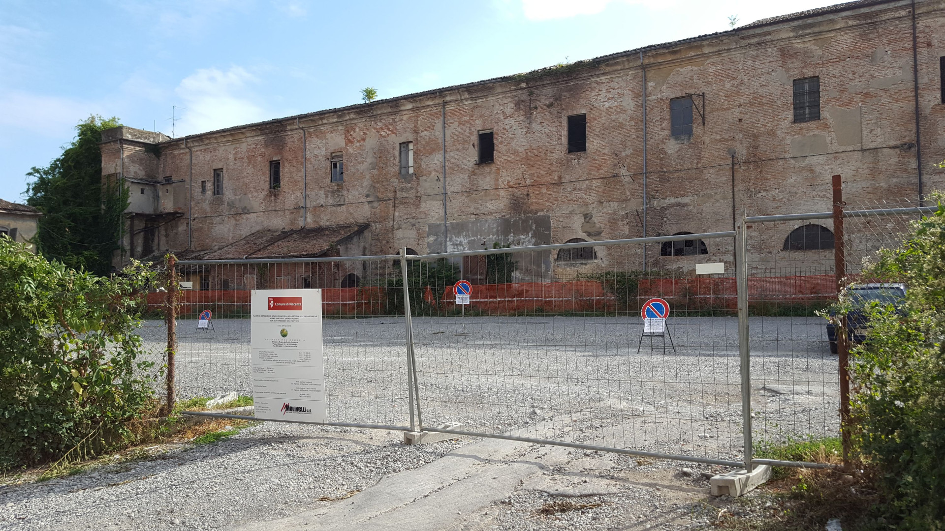 Degrado addio: cantiere per sistemare il parcheggio di via Benedettine
