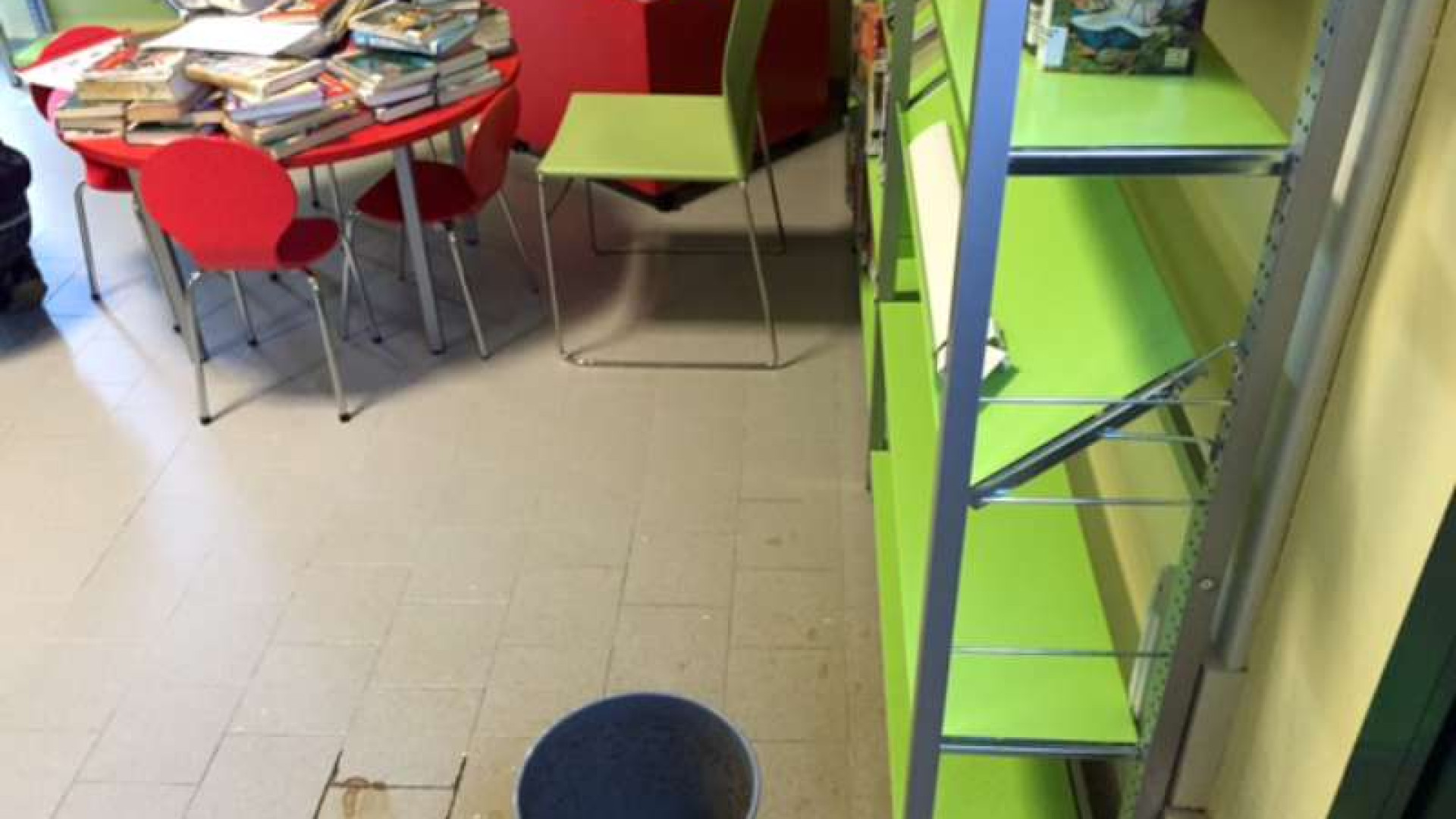 Piove dal tetto nella biblioteca Farnesiana, danneggiati libri per ragazzi
