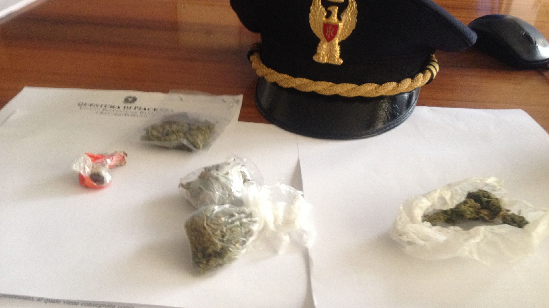 Vandali e con la droga in tasca, 5 minorenni fermati dalla polizia