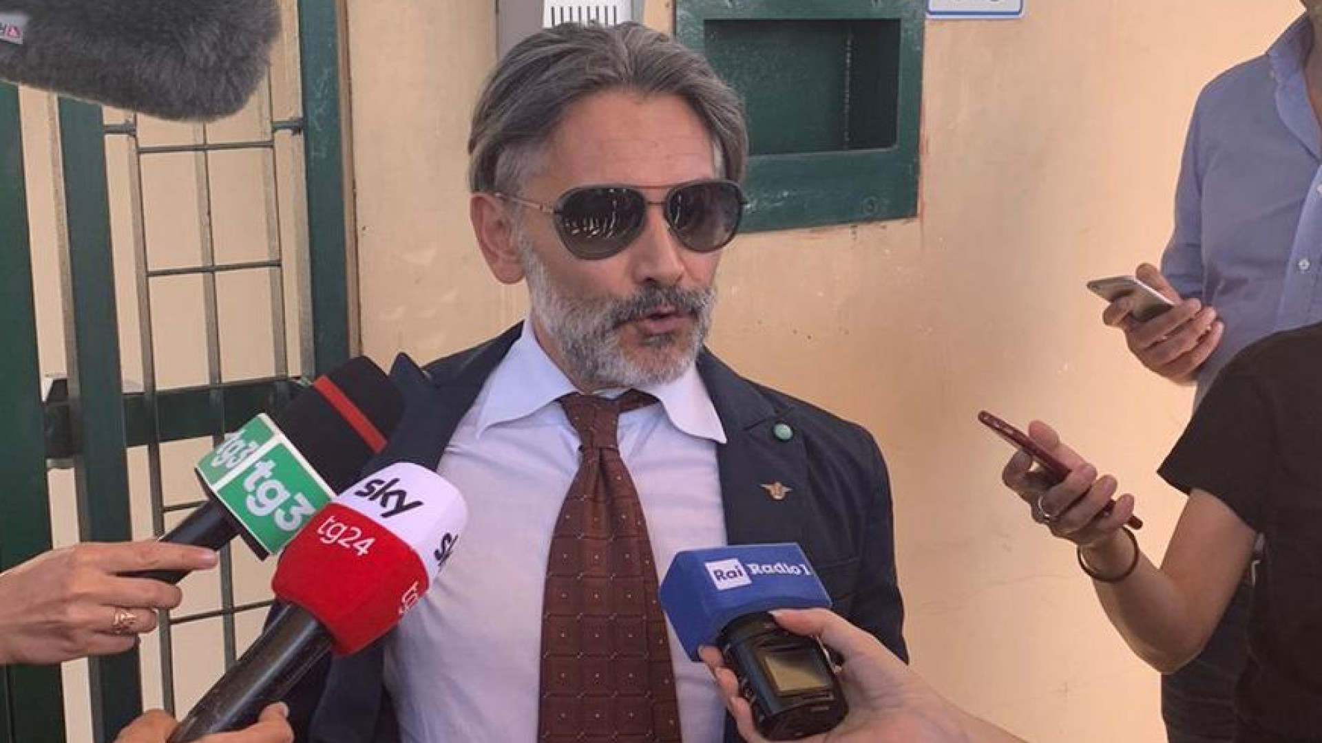 Montella interrogato per tre ore. L'avvocato: "Ha pianto ed è provato. Massima collaborazione"