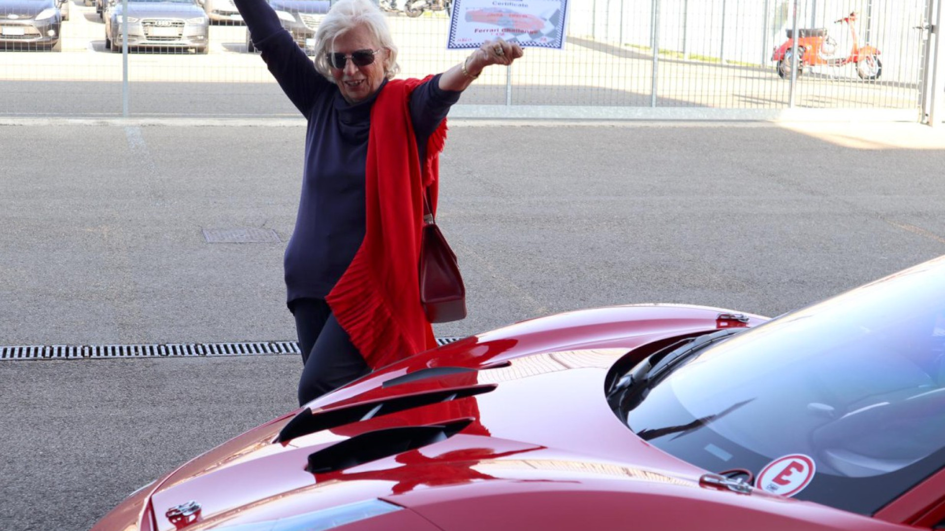 Sfreccia a 300 all'ora a 83 anni e corona il sogno di provare una Ferrari