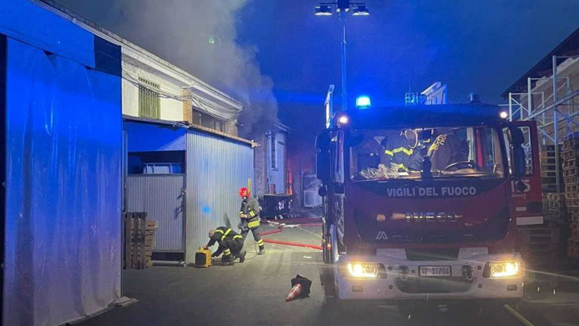 Rivergaro, a fuoco l'area di stoccaggio di un'azienda di prodotti chimici