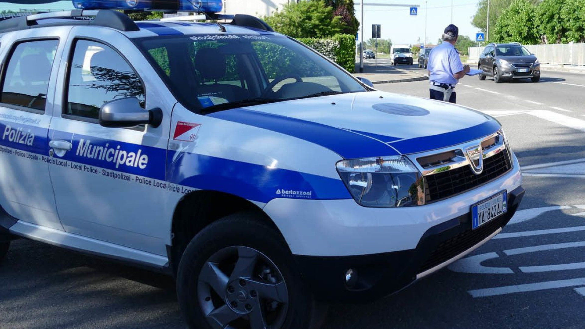 Il padre si sostituisce alla figlia dopo un incidente. Scoperto e denunciato