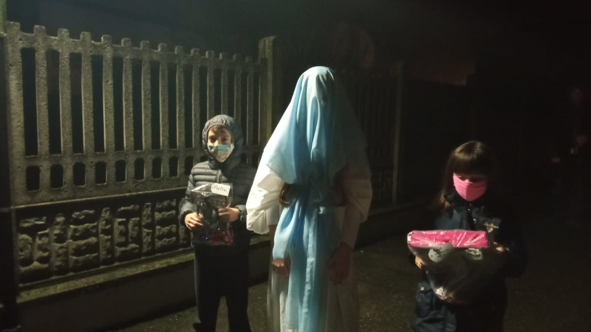 Santa Lucia tiene viva la speranza facendo visita ai bambini del paese