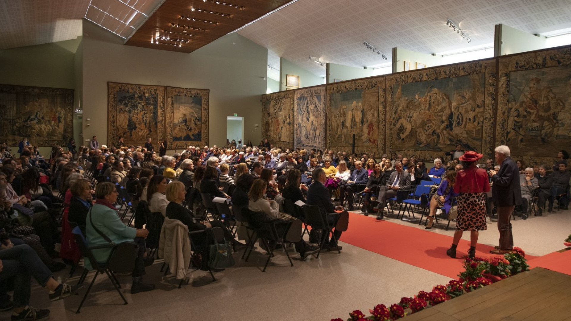 Labbra color vermiglio e abiti da sogno: sfila il coraggio delle pazienti di oncologia