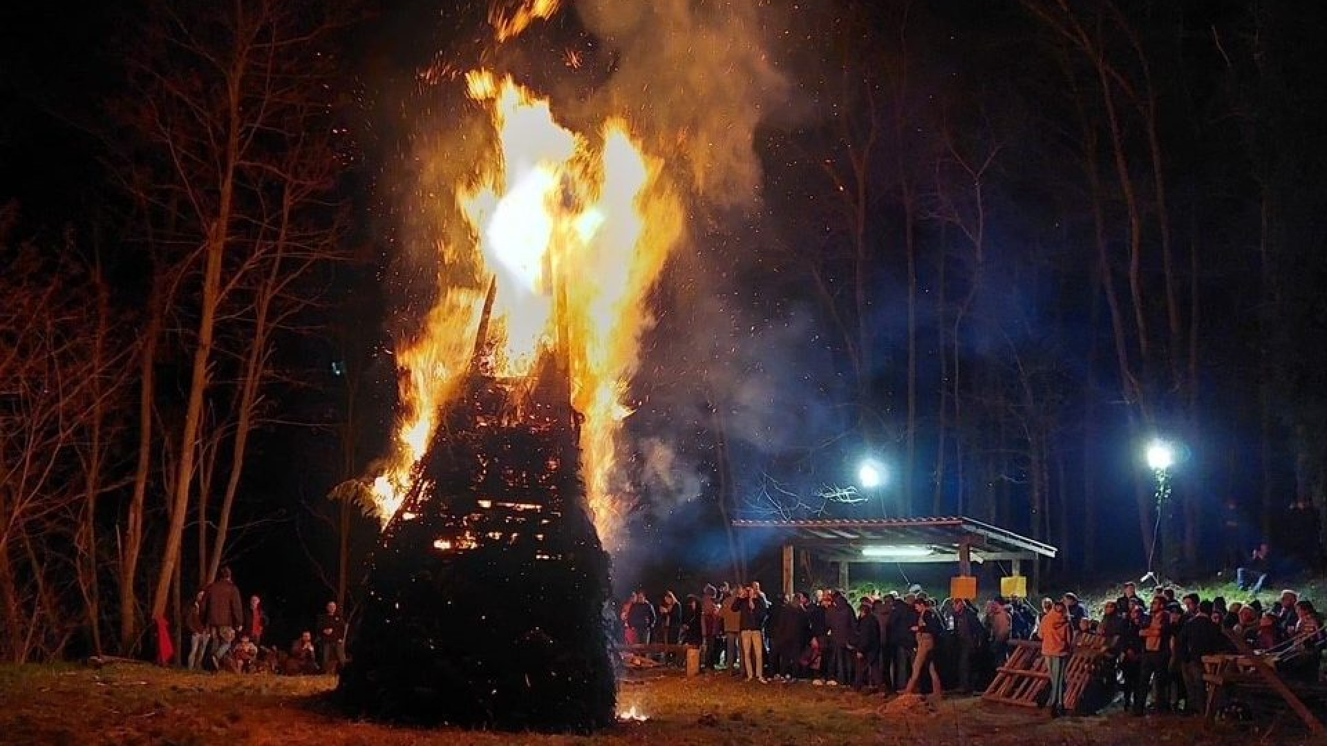 La comunità attorno al Falò della Chiesa Vecchia. "Una tradizione lunga 115 anni"