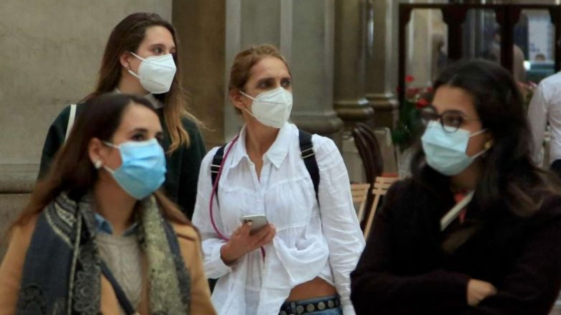 Via le mascherine all'aperto dall'11 febbraio. Le scadenze anticovid fino a giugno