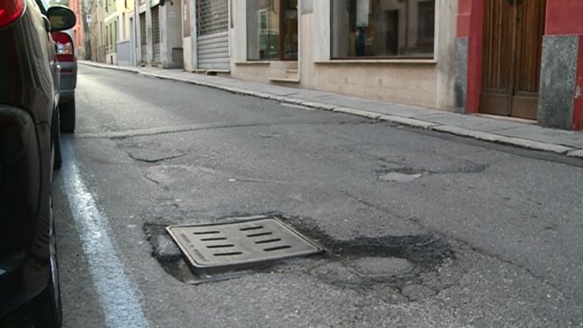Tombini affossati e marciapiedi stretti, via Trebbiola si presenta così
