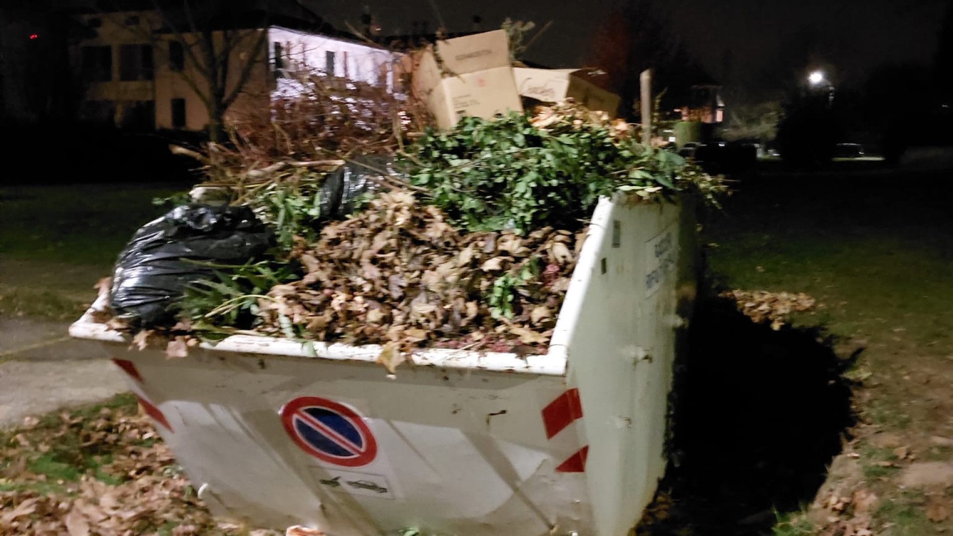 Fiorenzuola, contenitori del verde stracolmi. Il sindaco: "Ci scusiamo, è colpa di Iren"