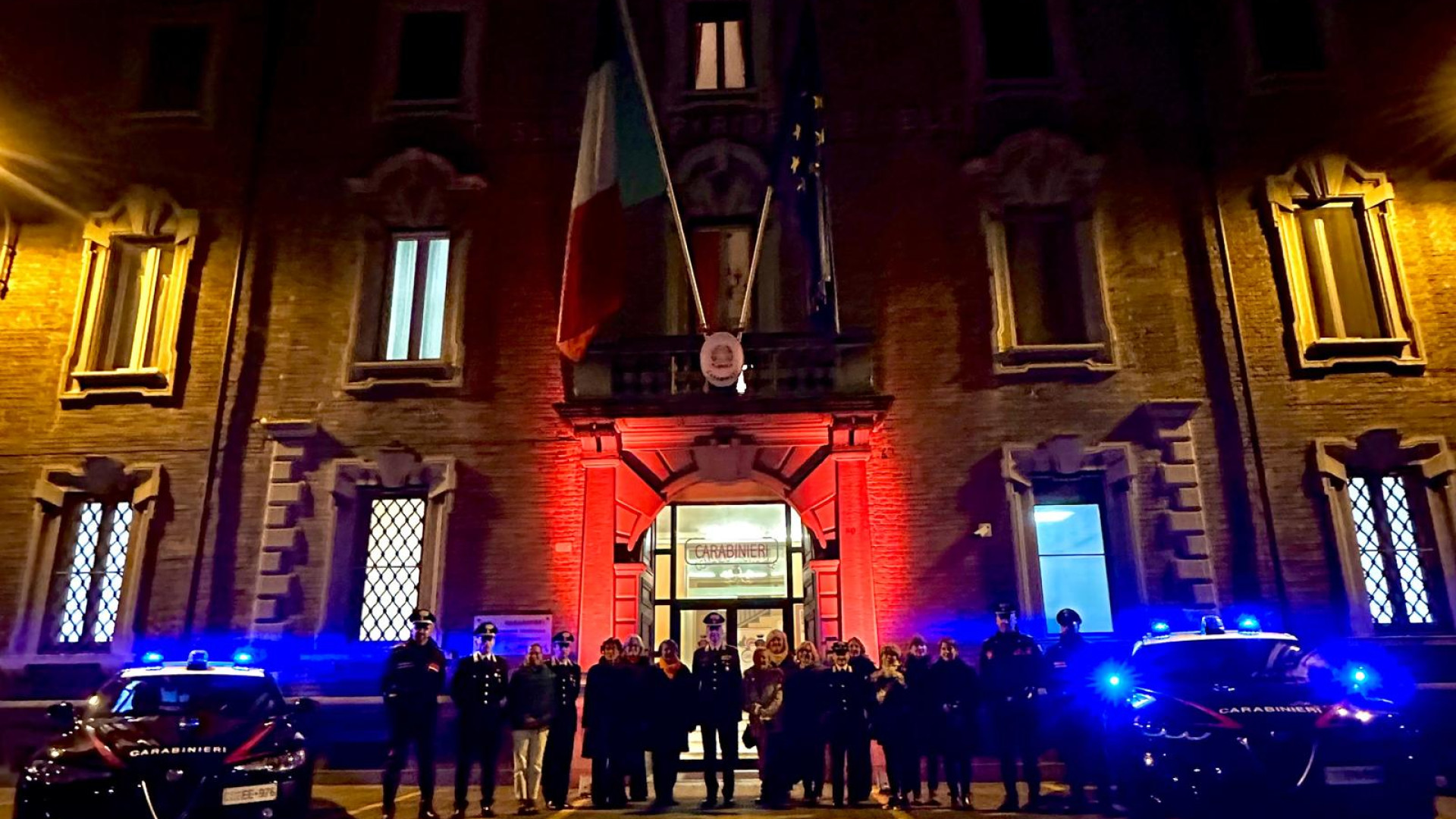 "No alla violenza sulle donne": caserma e questura illuminate di arancione