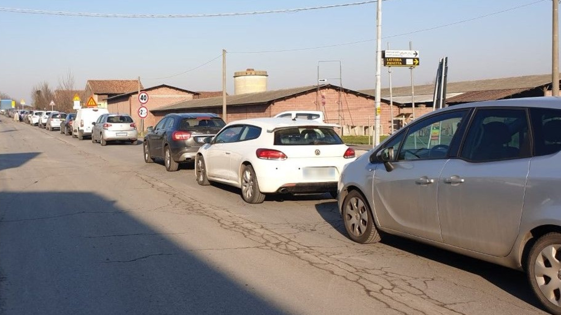 Auto buca una gomma sul ponte di Pievetta: traffico della mattina in tilt