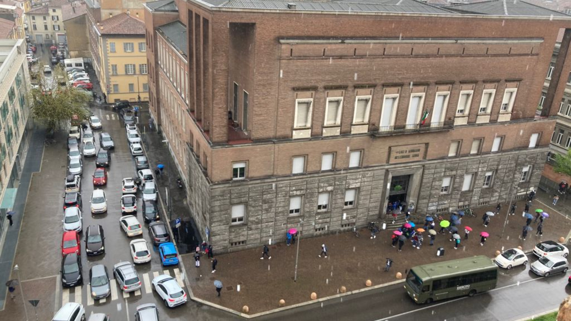 Rientro a scuola: "Siamo felici di rivedere i compagni". Ma c'è chi preferiva la dad