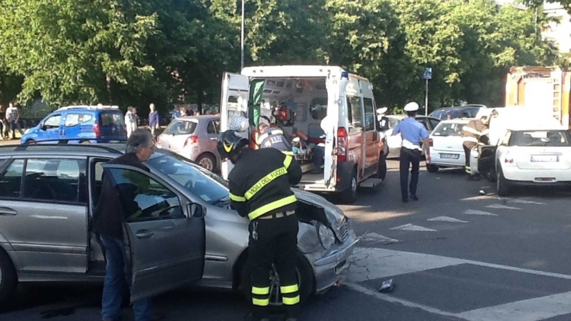 Maxi carambola allo stadio: tre automobili coinvolte, quattro feriti