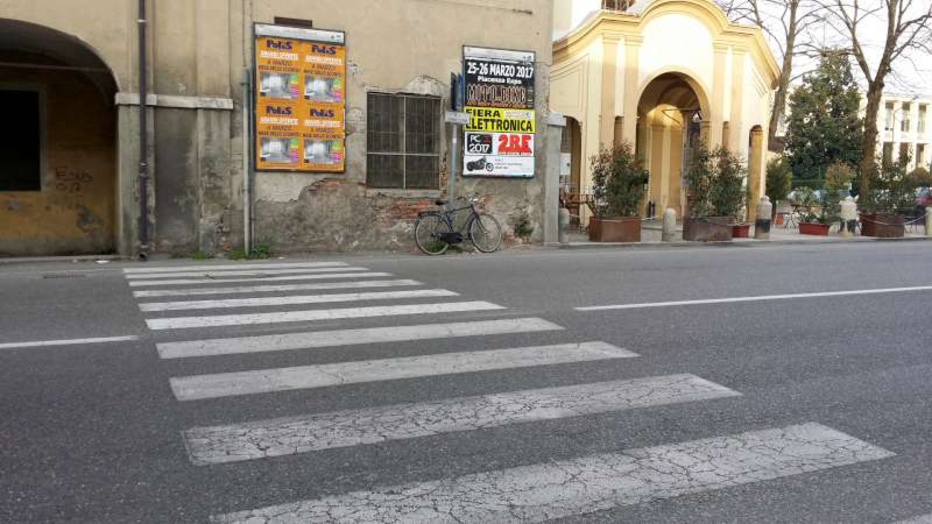 Il parroco, gli studenti e i residenti di San Lazzaro lanciano l'allarme
