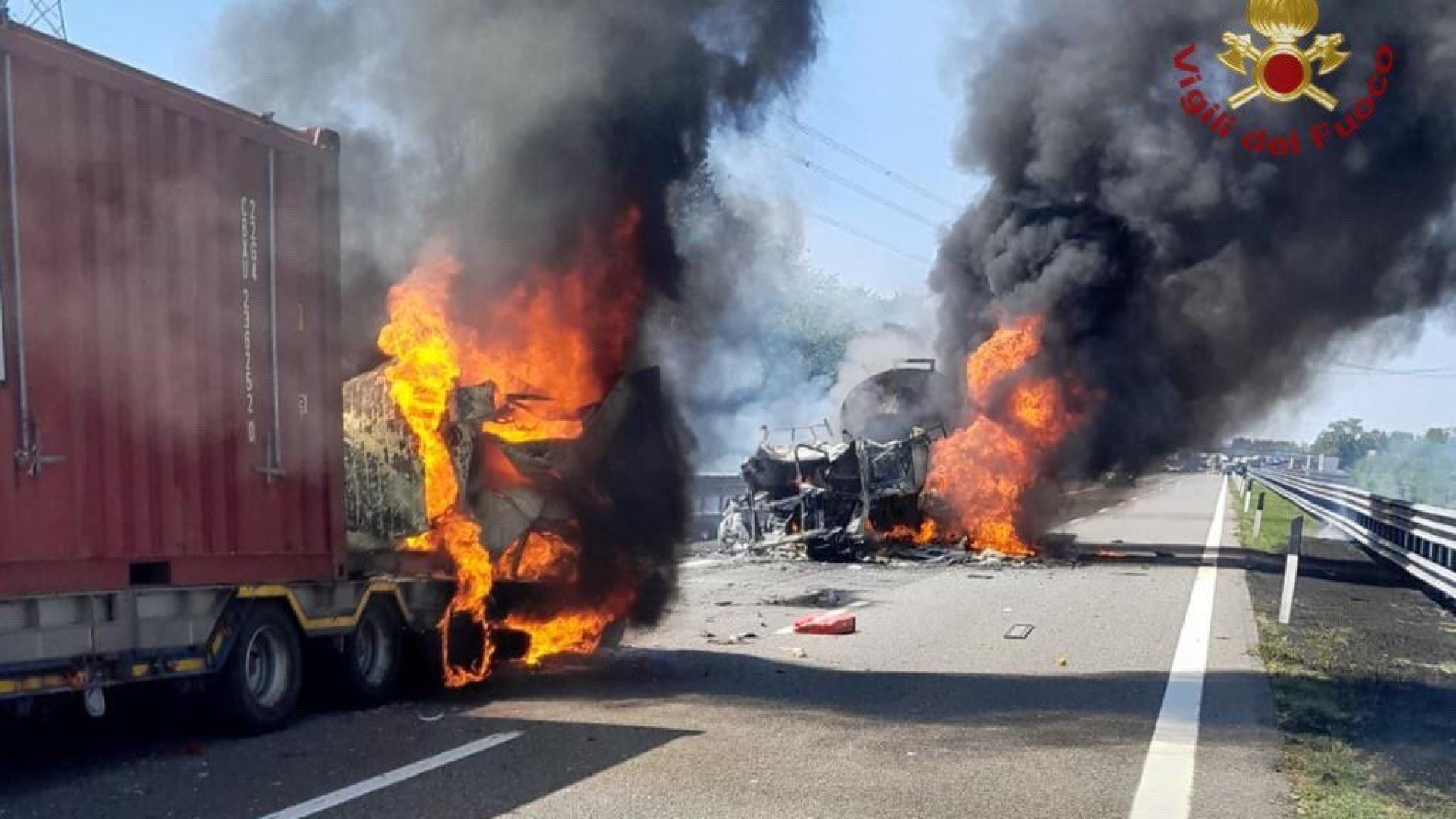 Cisterna in fiamme sull'A21: due morti. Riaperto il tratto in direzione Piacenza