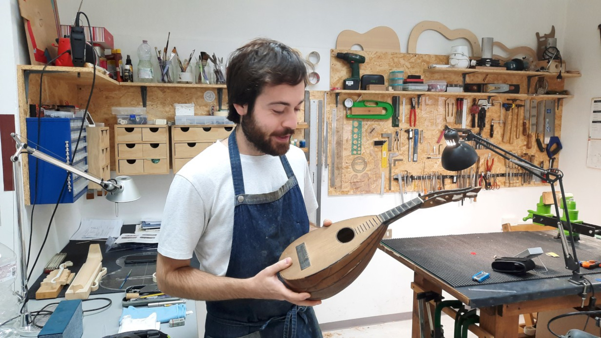 Molla tutto per fare il liutaio: Simone Franzini erede ideale di GiovanBattista Guadagnini