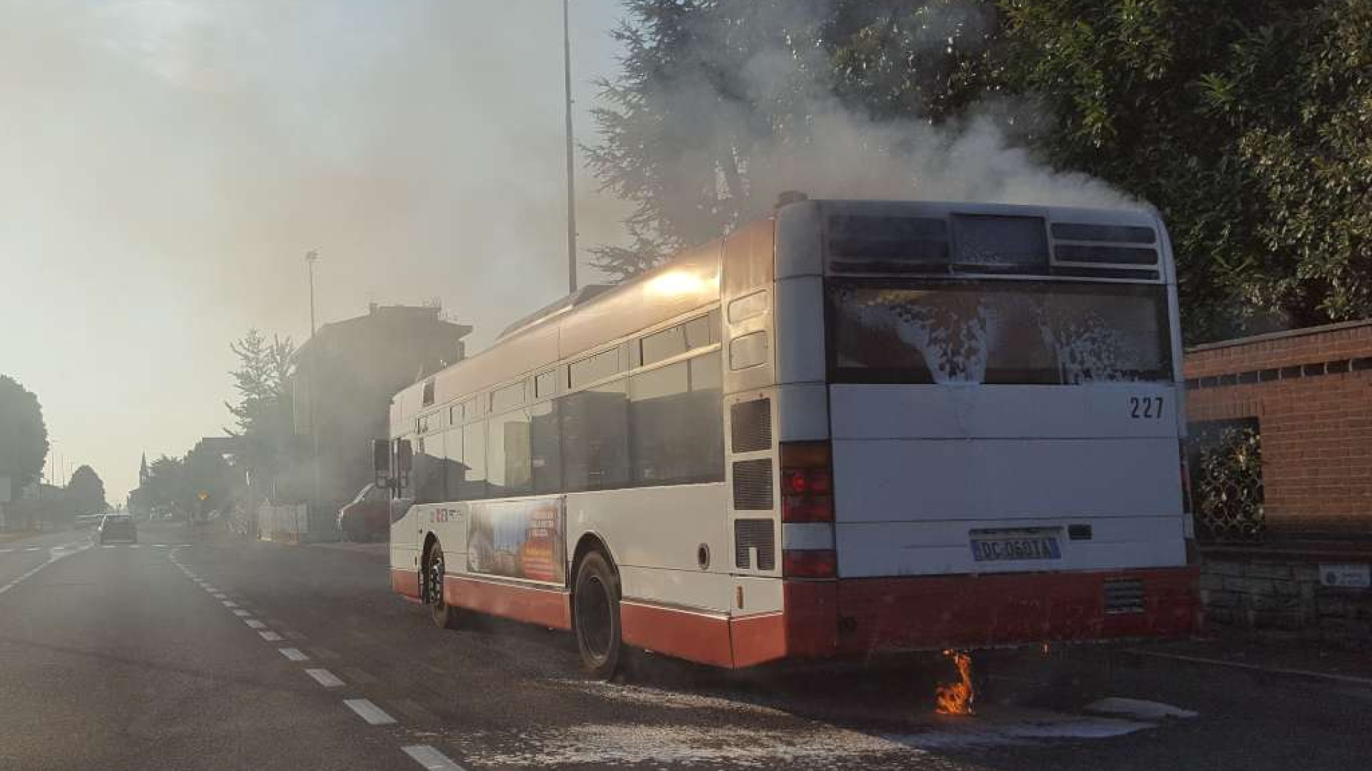 Autobus in fiamme a Sant'Antonio. Nessun ferito, cause da chiarire
