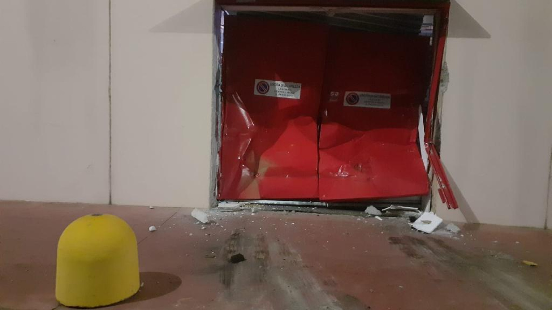 Sfondata la porta di Mediaworld: banda di ladri tenta il furto