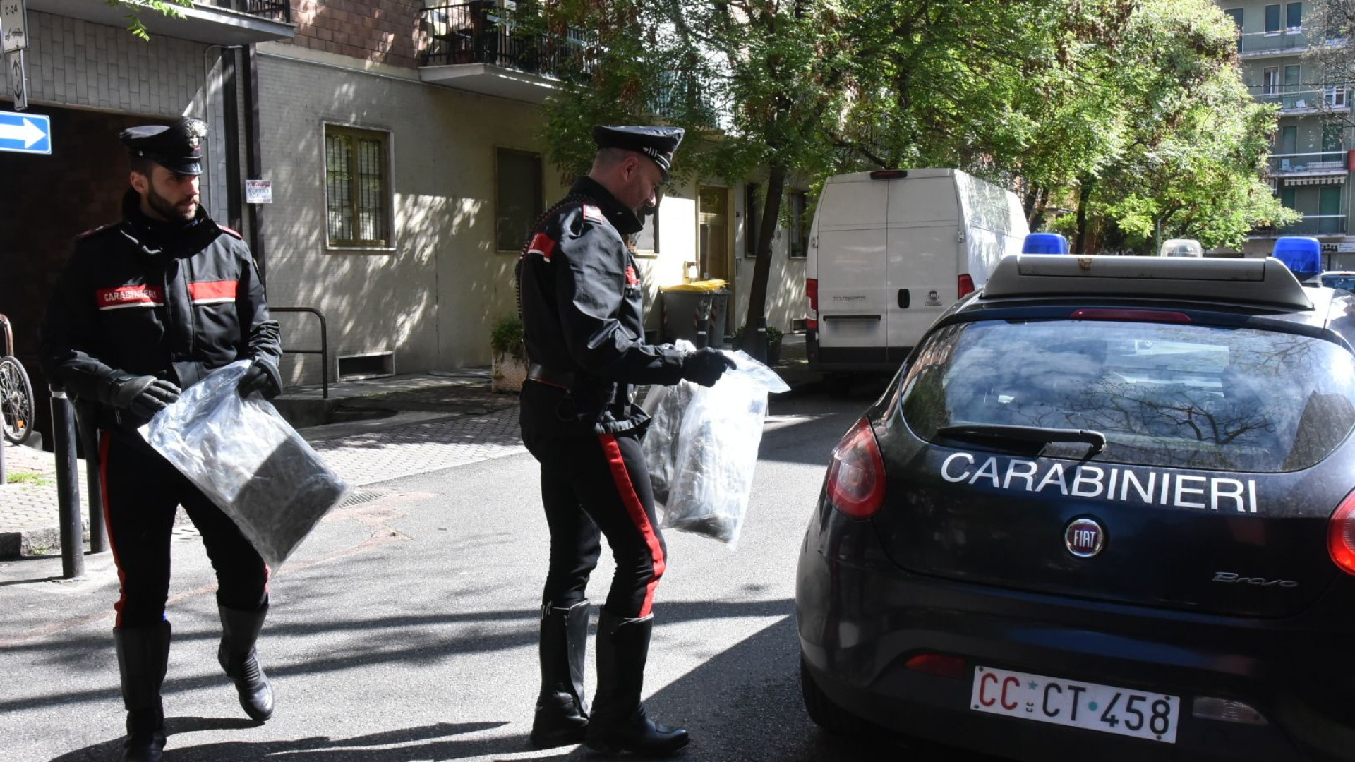 Tre chili di droga nell'ascensore condominiale scoperti dal tecnico della manutenzione