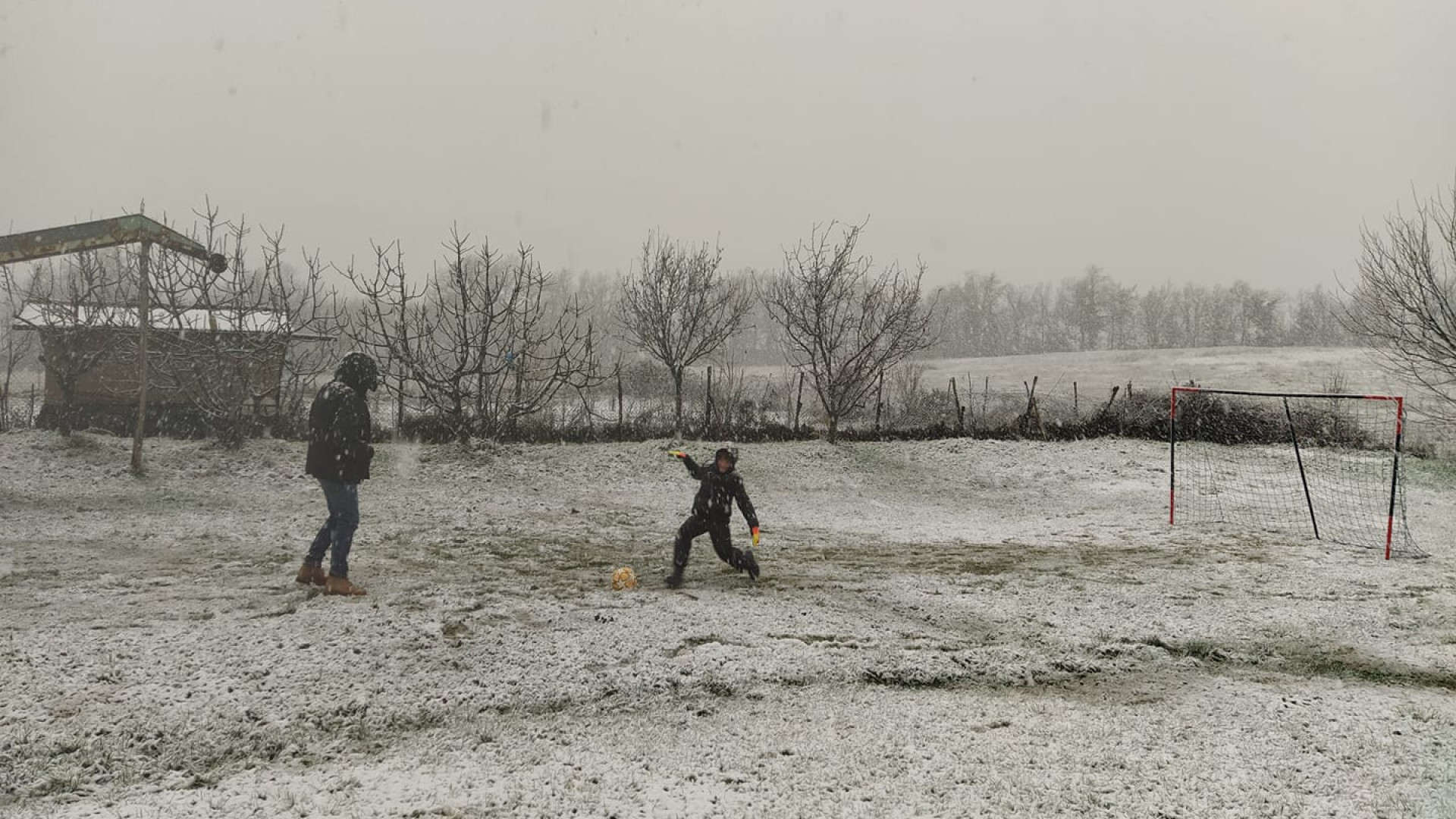 Allerta meteo fino a Santo Stefano, neve sopra i 300 metri. LE FOTO