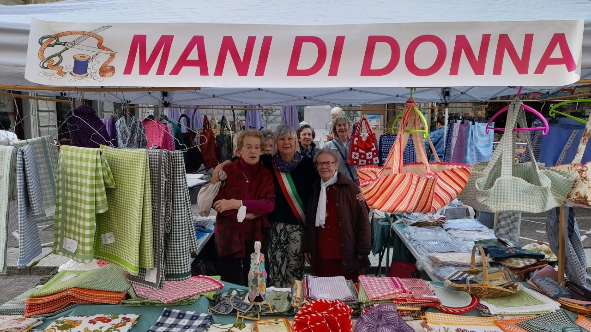 "Mani di donna": le sarte per passione ricomprano i tablet rubati alla scuola