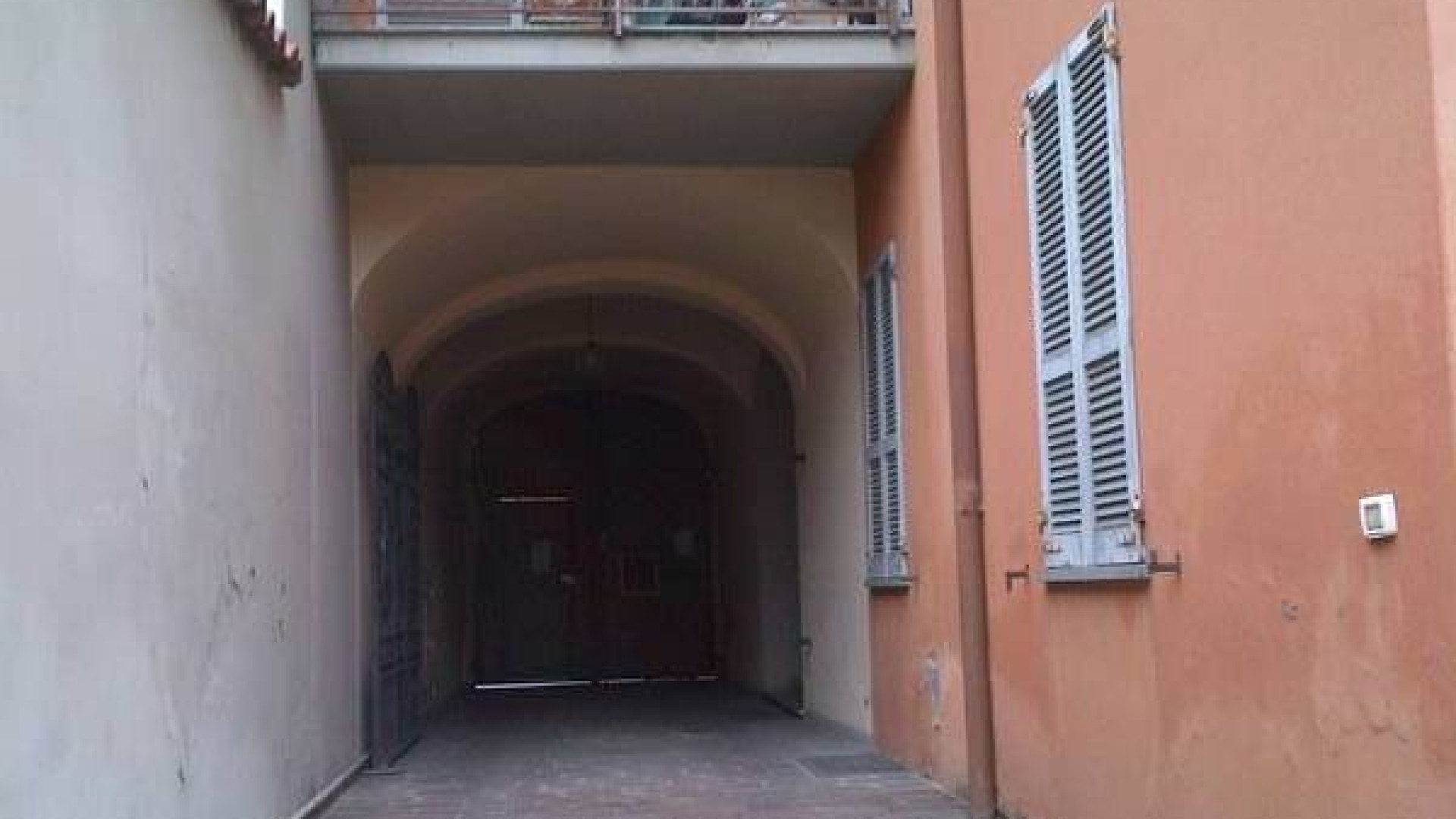 Bimbo precipita dal balcone in via Taverna. Genitori denunciati